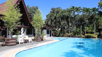 Piscina externa, funciona das 8h às 21h, espreguiçadeiras