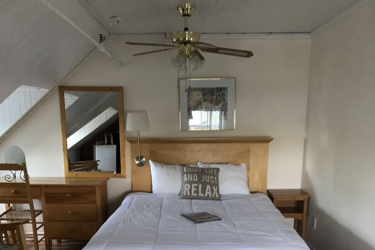 Junior Suite, 1 Queen Bed, Bathtub, Sea View | 1 bedroom, premium bedding, individually furnished, iron/ironing board