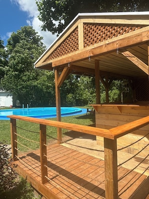 Una piscina al aire libre de temporada
