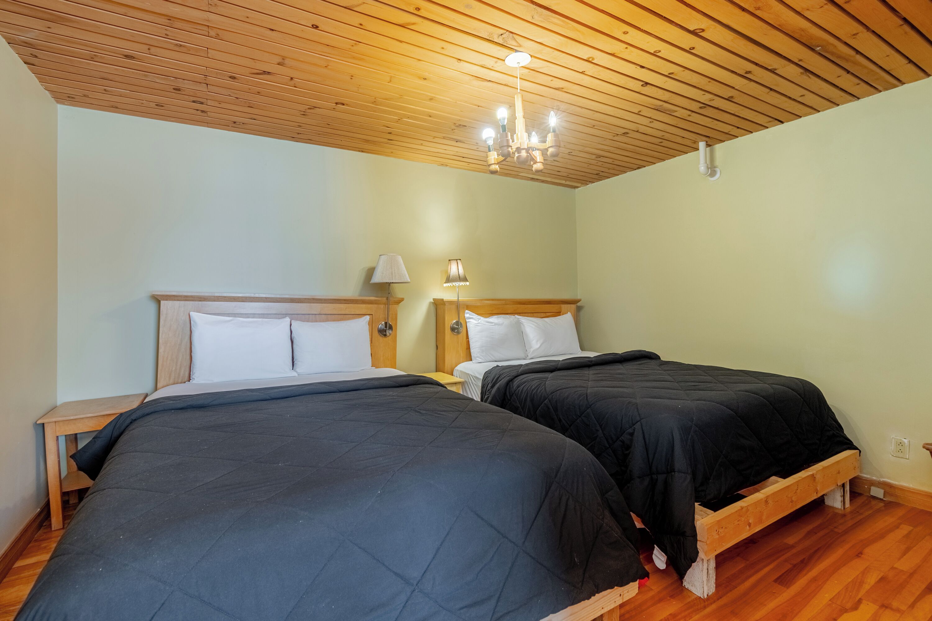 Appartement utilitaire familiale, 1 chambre adulte et 1 chambre d'enfants | Literie de qualité, fer et planche à repasser, accès au Wi-Fi (inclus)