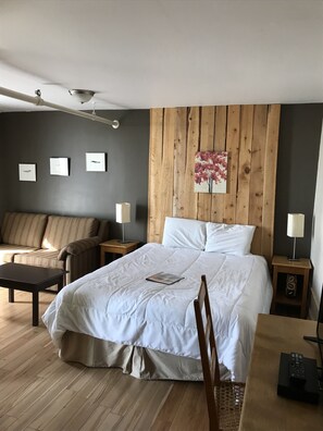 Classic Room, 1 Queen bed | Premium bedding, individually furnished, iron/ironing board, free WiFi - Le Manoir Charlevoix (La Malbaie)