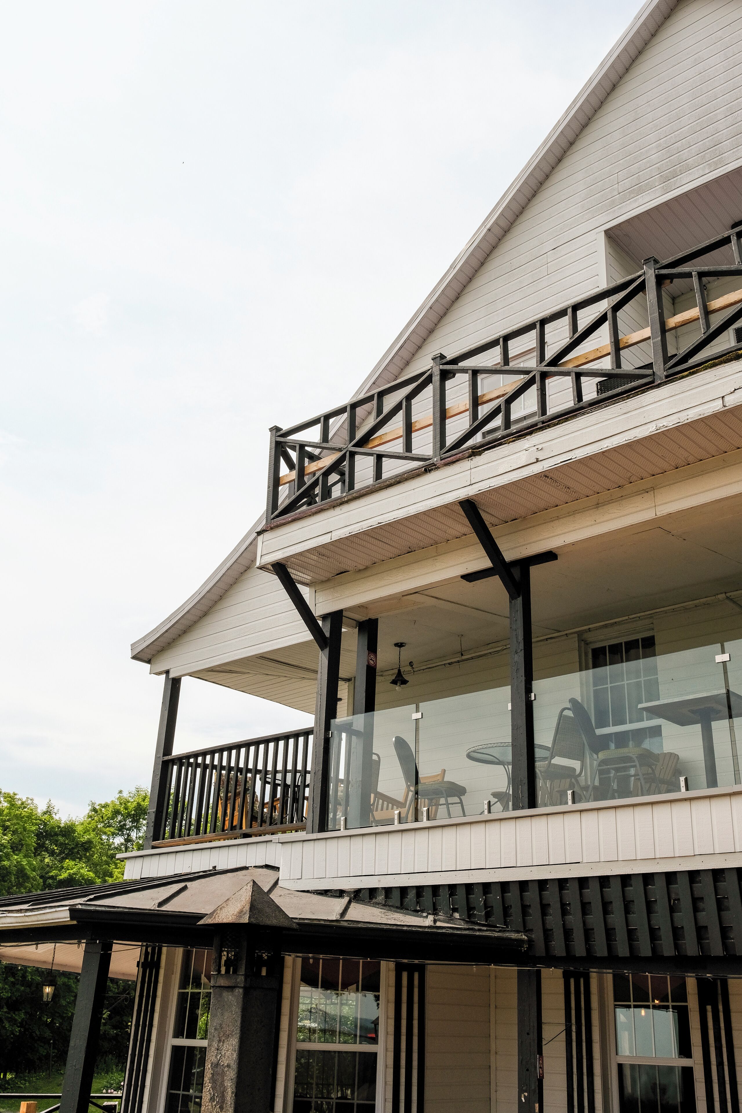 Un immeuble de deux étages doté d’un balcon au niveau supérieur.