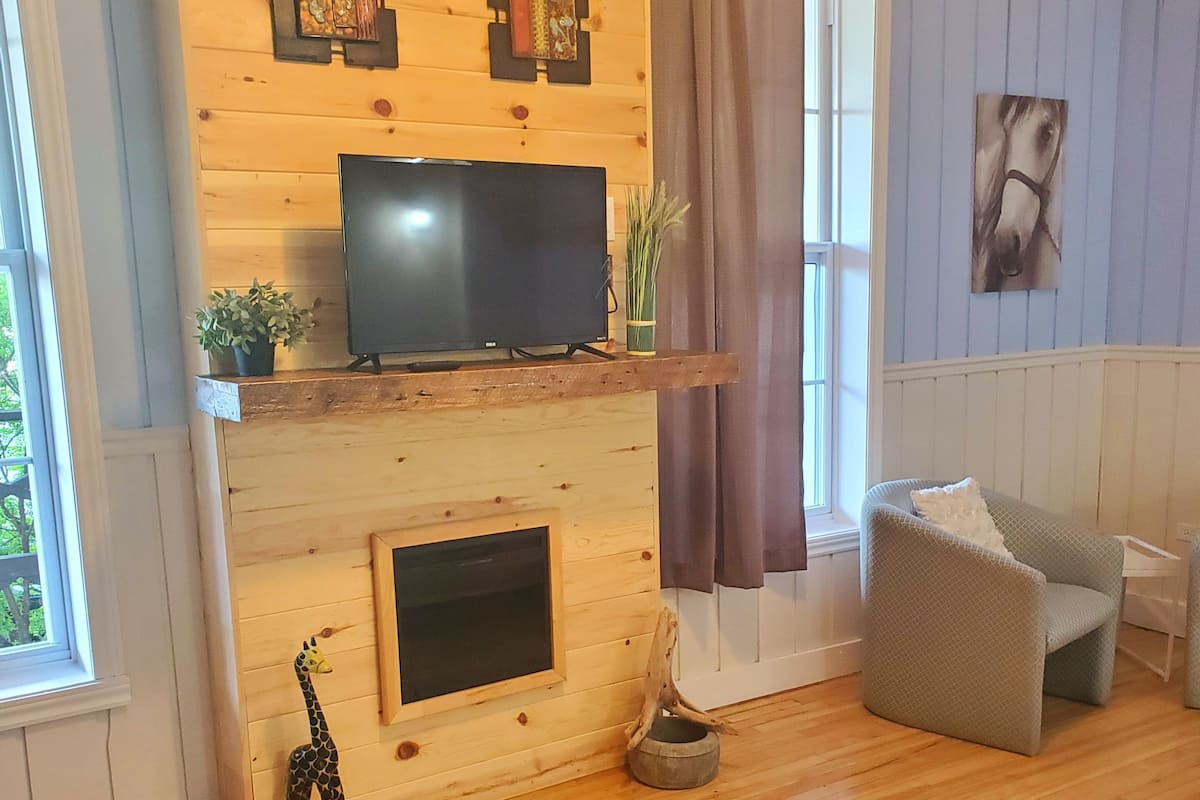Premium Loft, 1 Queen Bed | Living area | Flat-screen TV