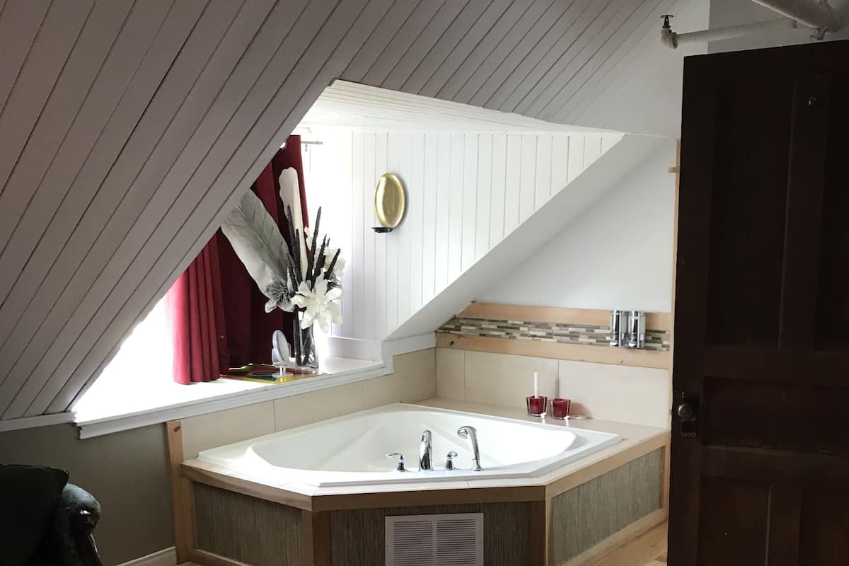 Queen Suite Double with Bathroom | 1 bedroom, premium bedding, individually furnished, iron/ironing board
