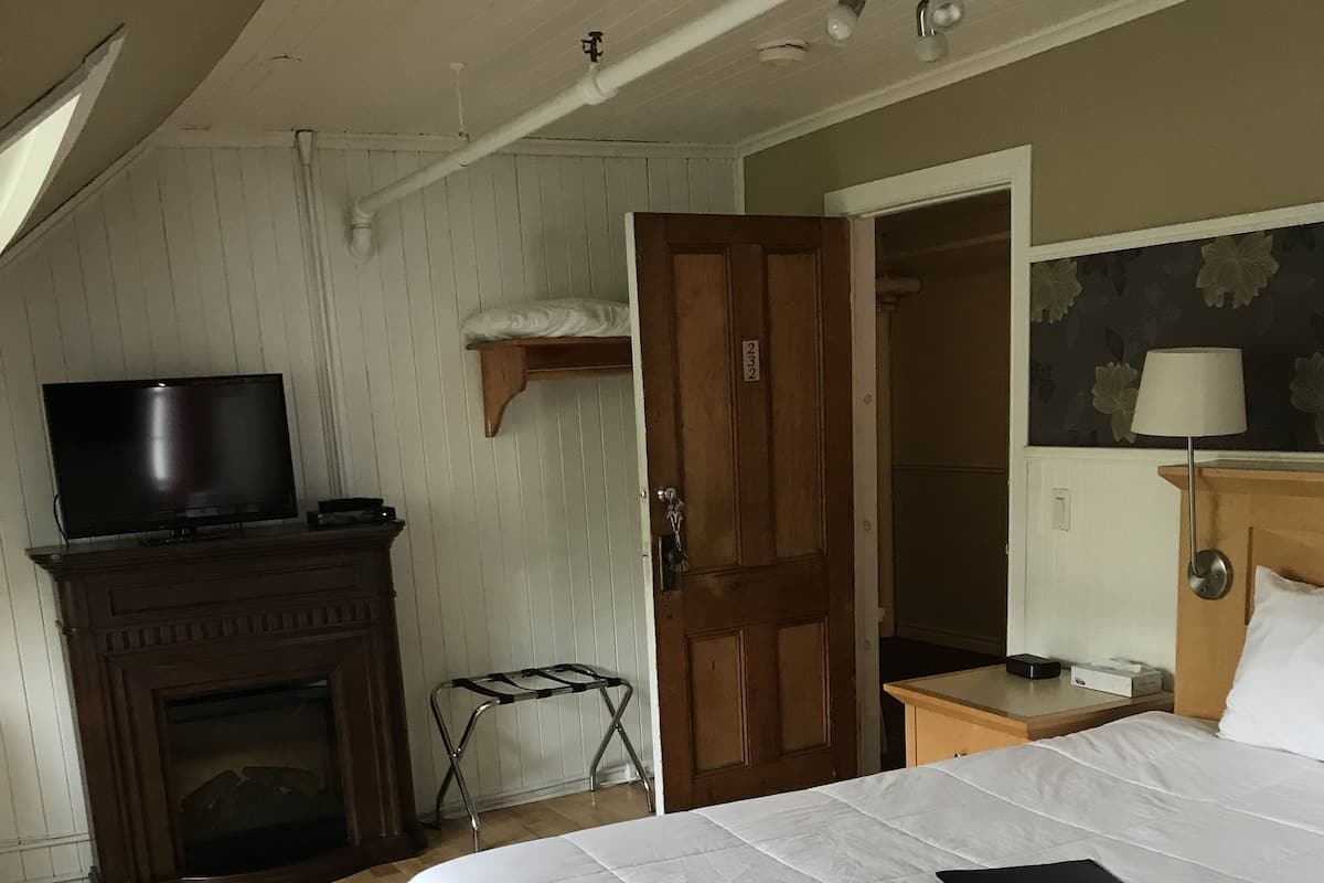 Classic Room, Queen bed with Balcony | 1 bedroom, premium bedding, individually furnished, iron/ironing board