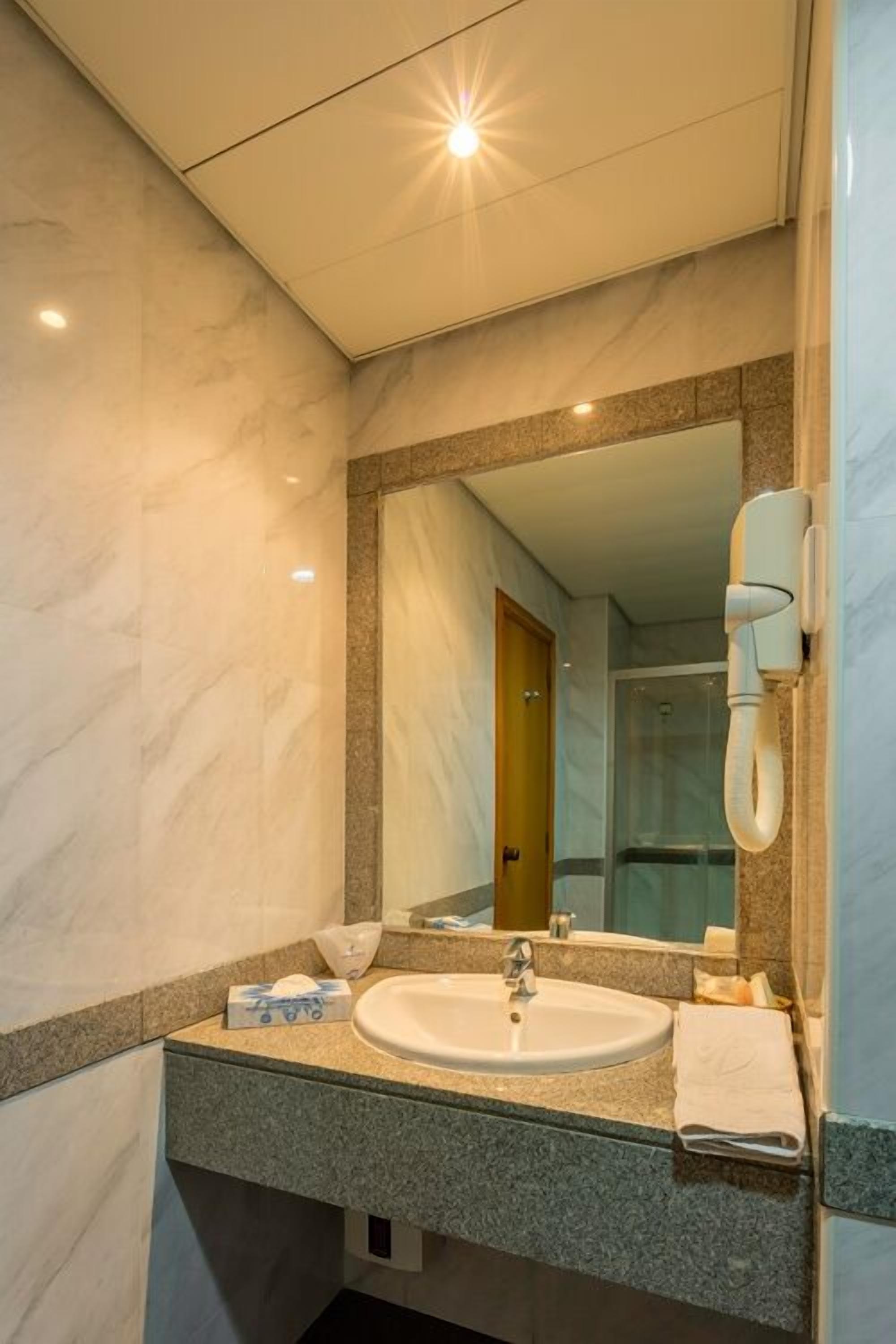 Chambre Standard, 1 lit double | Salle de bain | Douche, douche hydromassante, sèche-cheveux, bidet