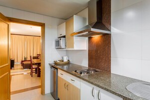 Refrigerador, microondas, placa de cocina, cafetera/tetera