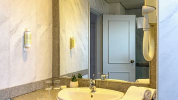 Rom – standard, 1 dobbeltseng | Bad | Dusj, dusjhode med hydromassaje, hårføner og bidé