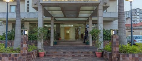 Vista frontal de la propiedad
