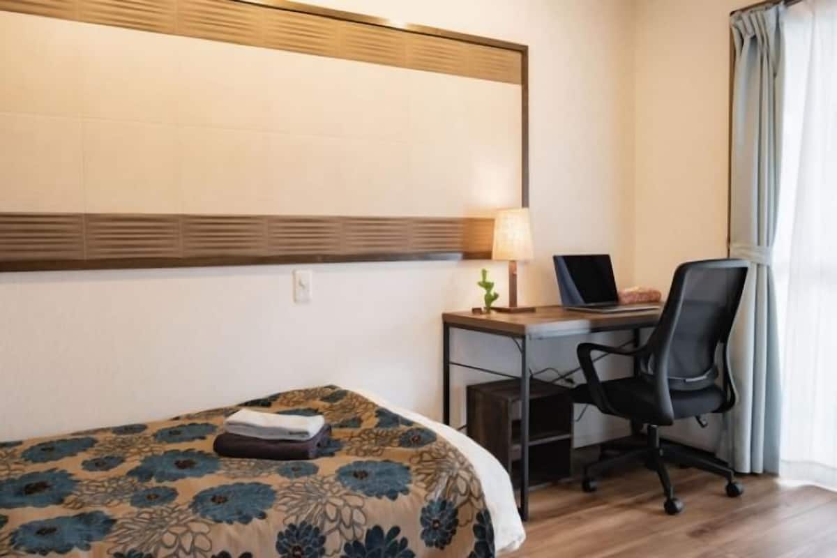 Desk, soundproofing, free WiFi