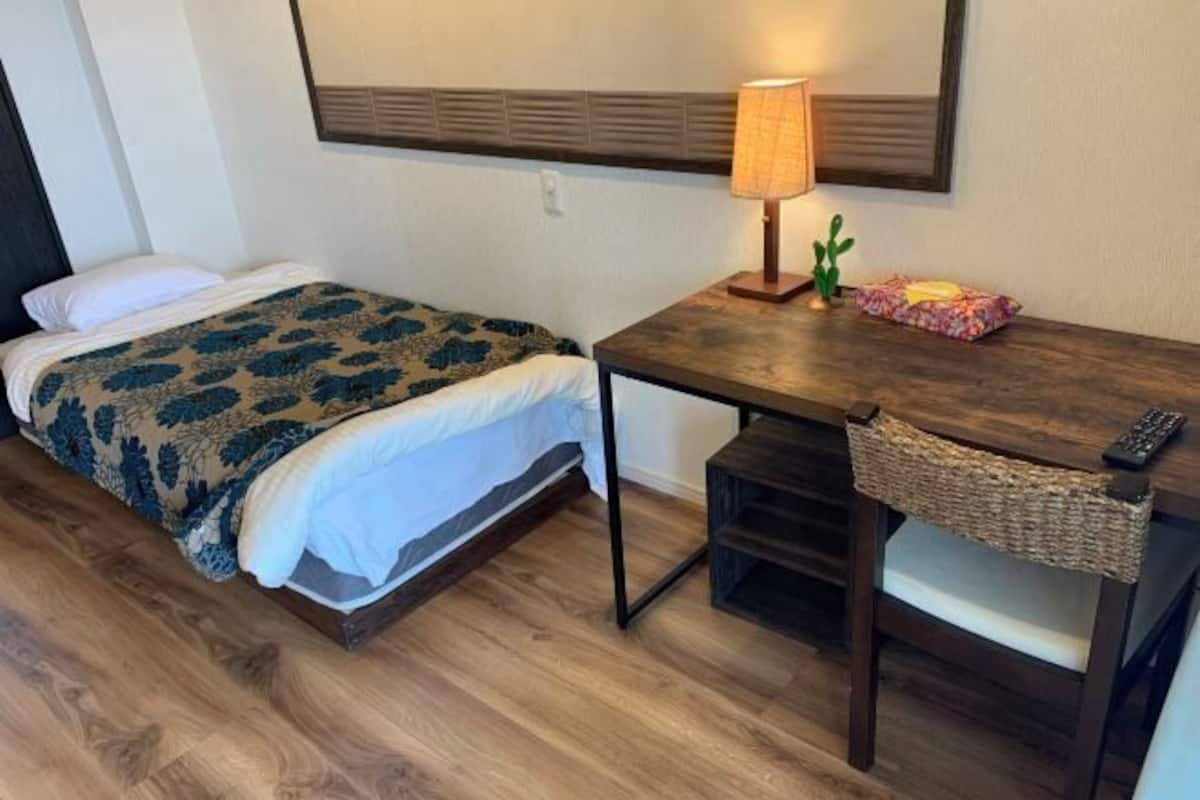 Desk, soundproofing, free WiFi