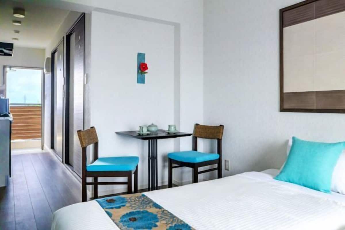 Desk, soundproofing, free WiFi