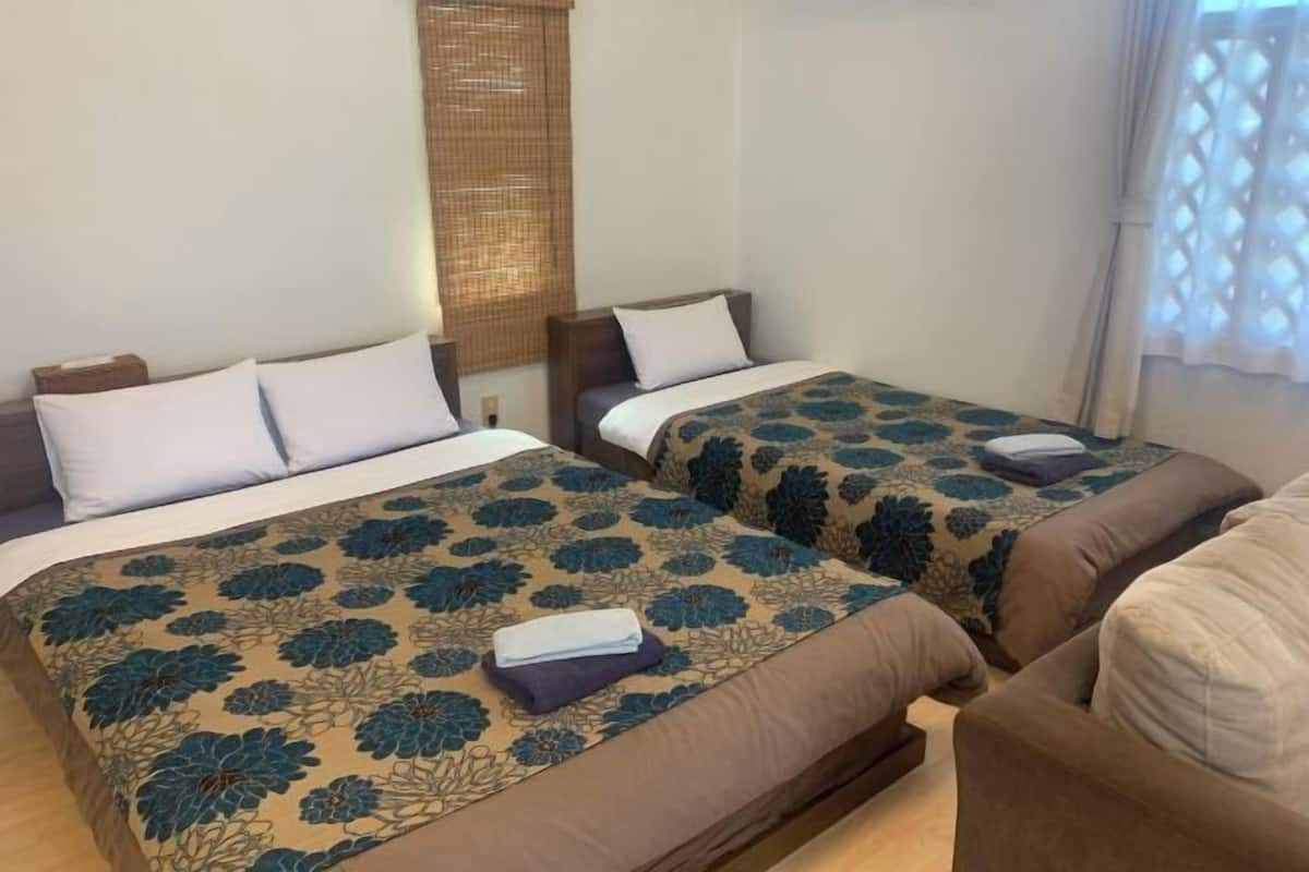 Desk, soundproofing, free WiFi