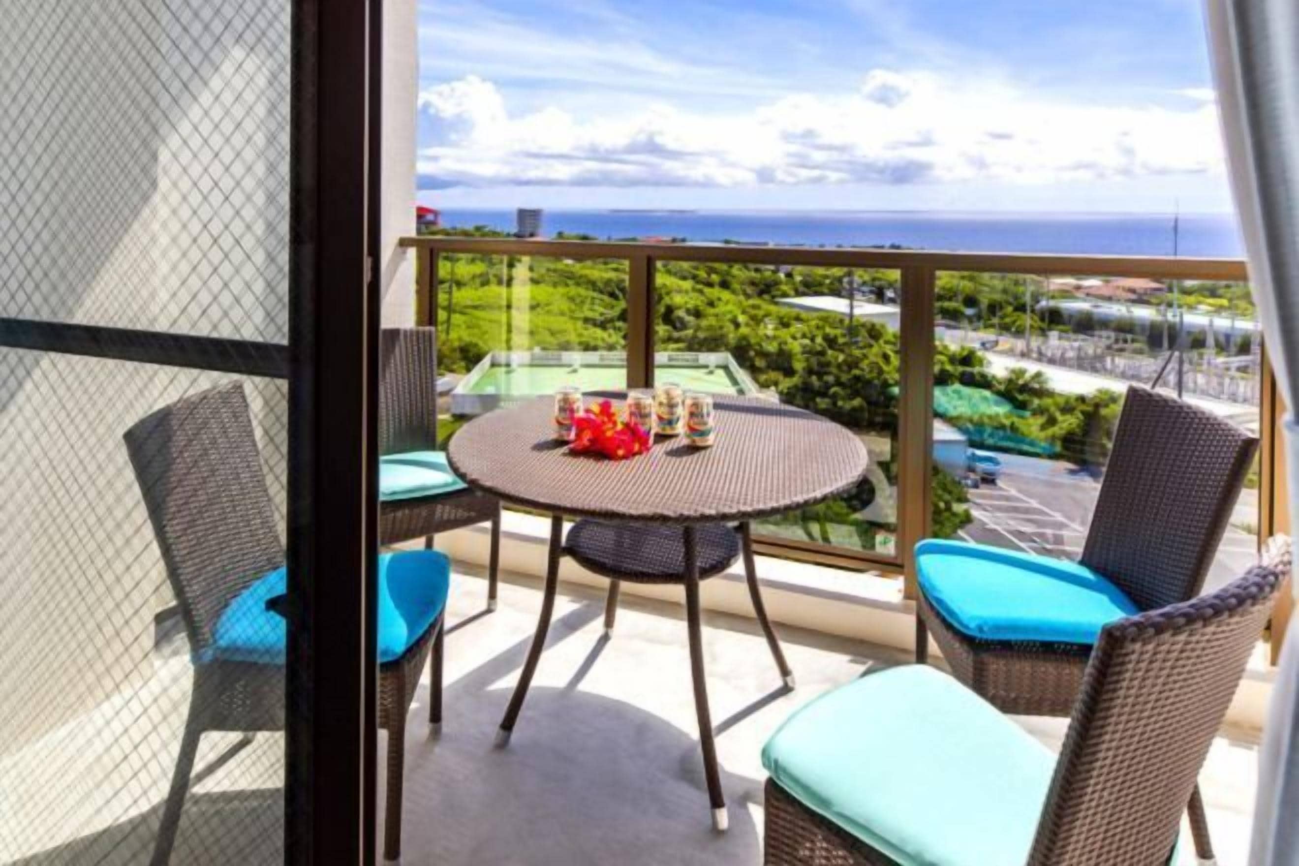 Desk, soundproofing, free WiFi