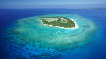 Una spiaggia nelle vicinanze, sabbia bianca