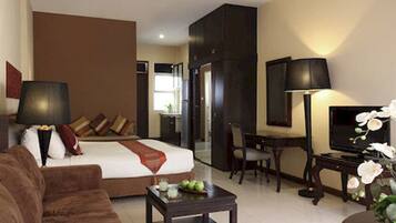 Garden Suite | Minibar, in-room safe, desk, blackout drapes