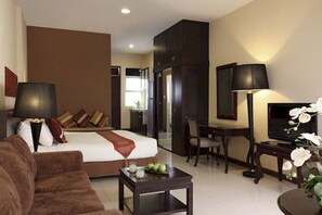 Garden Suite | Minibar, in-room safe, desk, blackout drapes