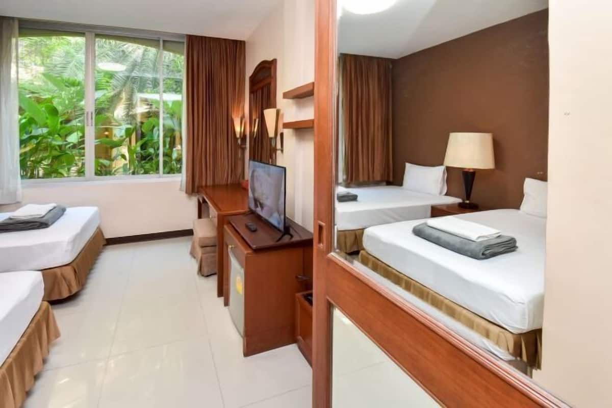 Minibar, coffre-fort, bureau, rideaux d’obscurcissement