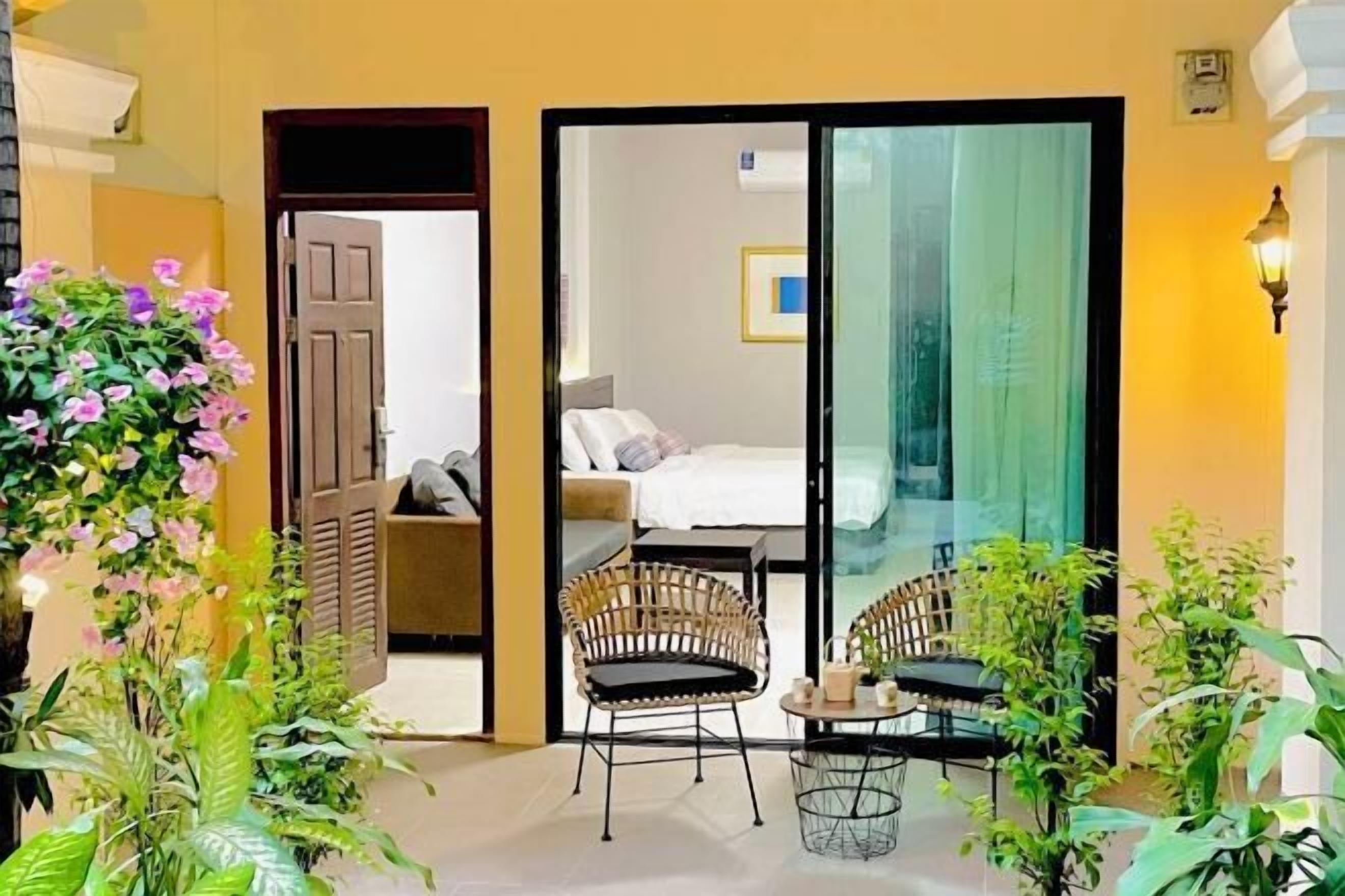 Minibar, caja de seguridad en la habitación y escritorio 