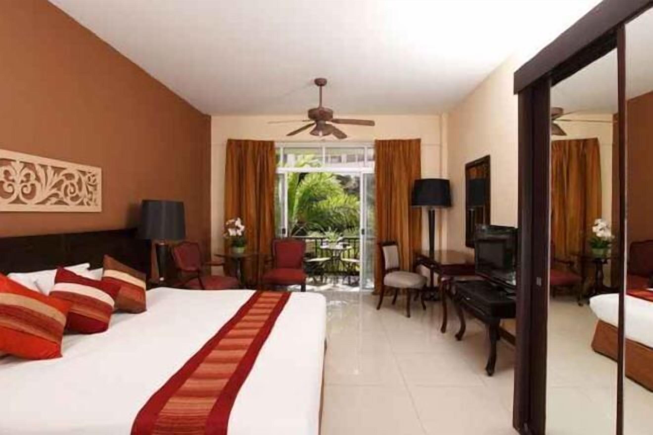 Minibar, caja de seguridad en la habitación y escritorio 