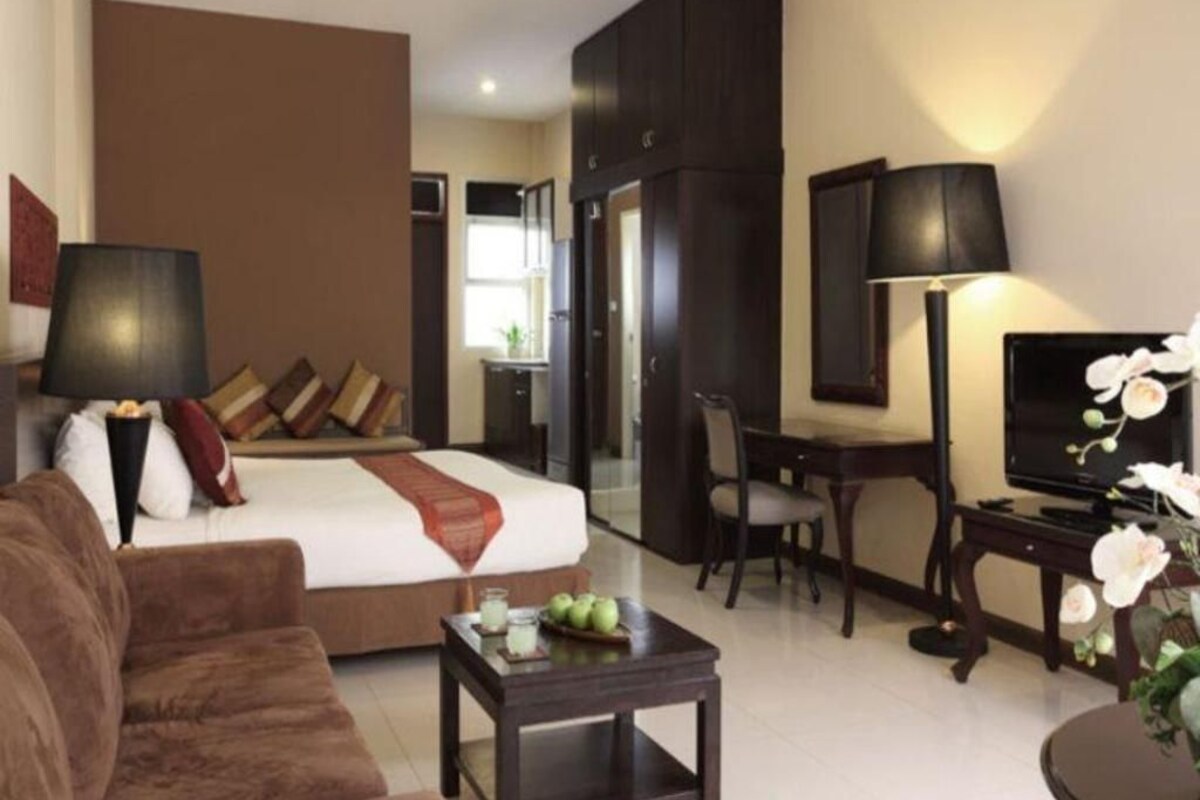 Minibar, in-room safe, blackout drapes, iron/ironing board (on request)