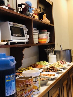 Free daily buffet breakfast - Avica B&B (Wujie)