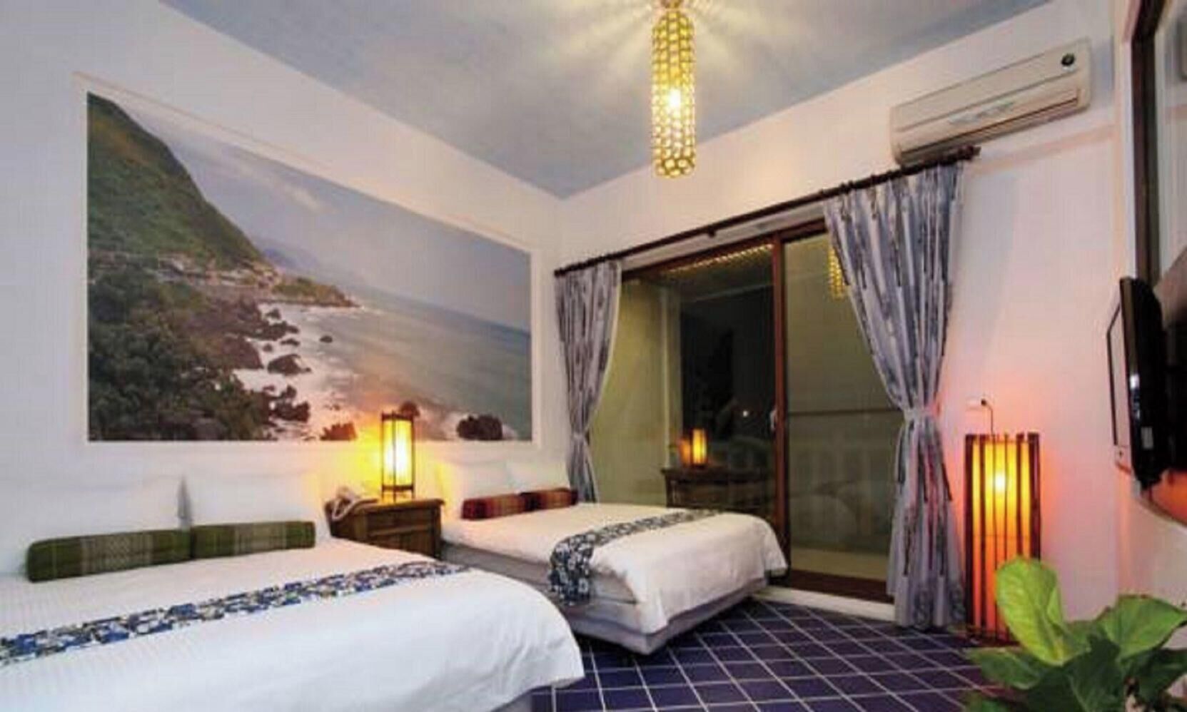 1 kamar tidur, dilengkapi dengan perabotan berbeda-beda, dan meja kerja