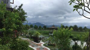 A garden pathway with stepping stones leading to a gazebo. - Beautiful Ilan Resort (Dongshan)