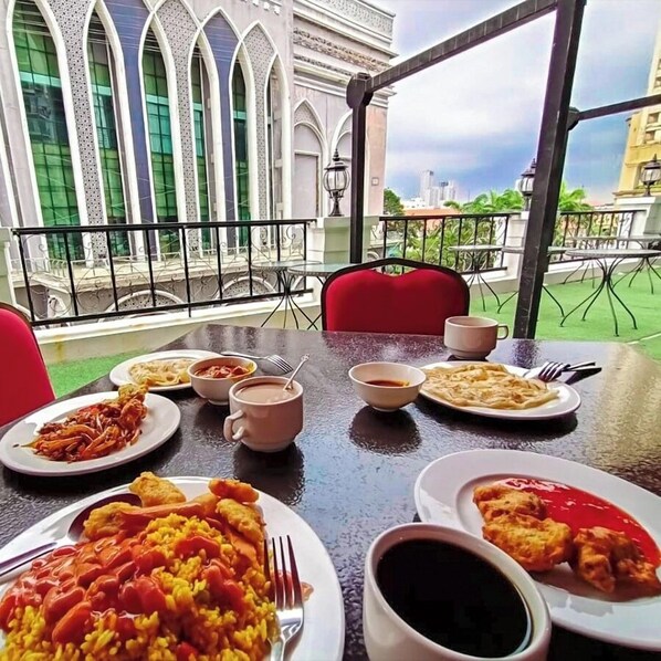 Se ofrece un desayuno bufé todos los días (por un coste adicional)