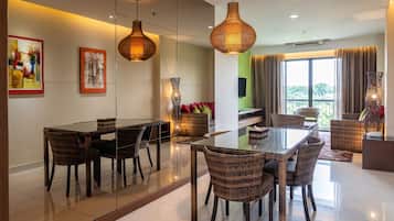 Deluxe Suite | Ruang tamu | TV LED