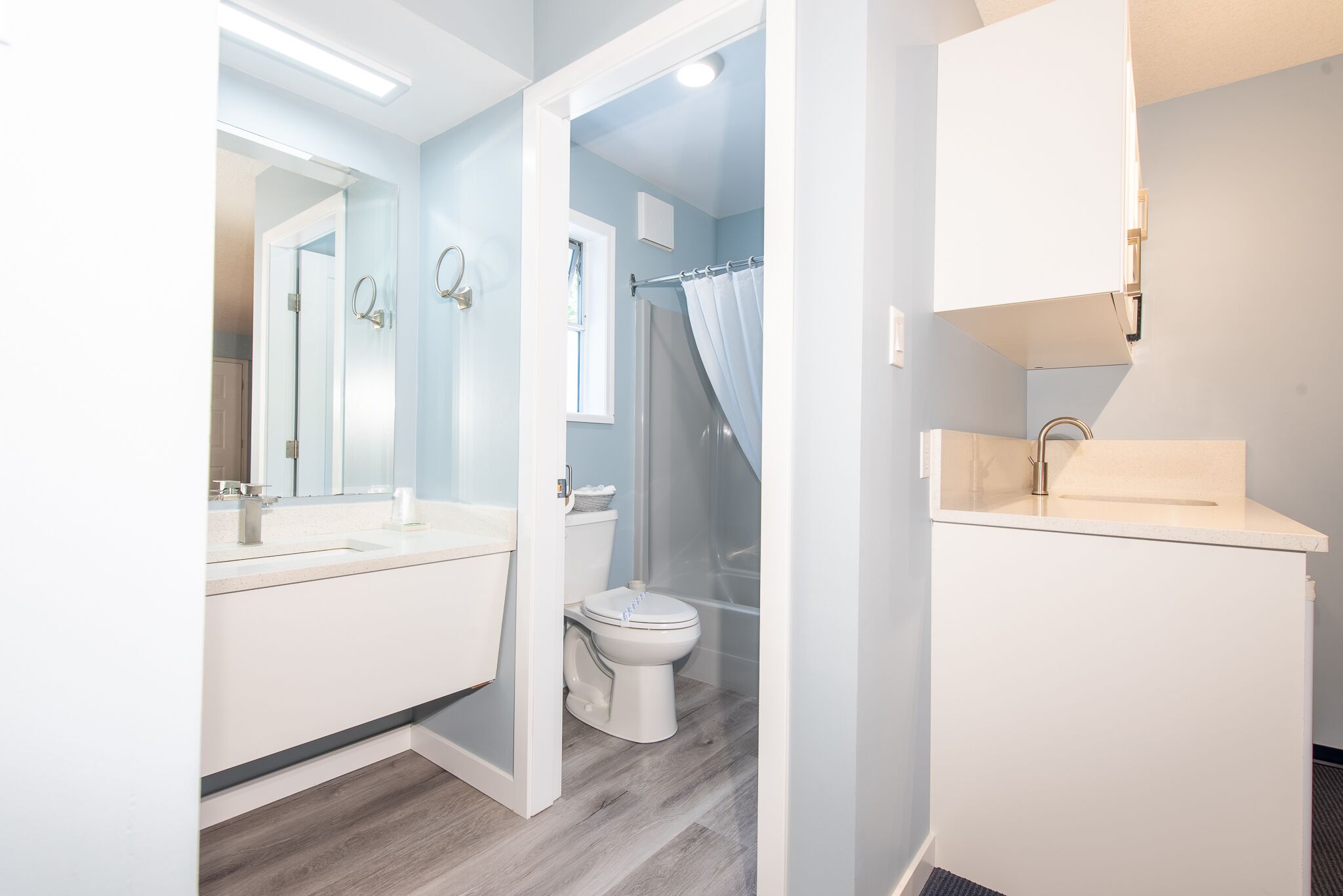 Une salle de bain moderne équipée de toilettes, d’un lavabo et d’une zone douche.