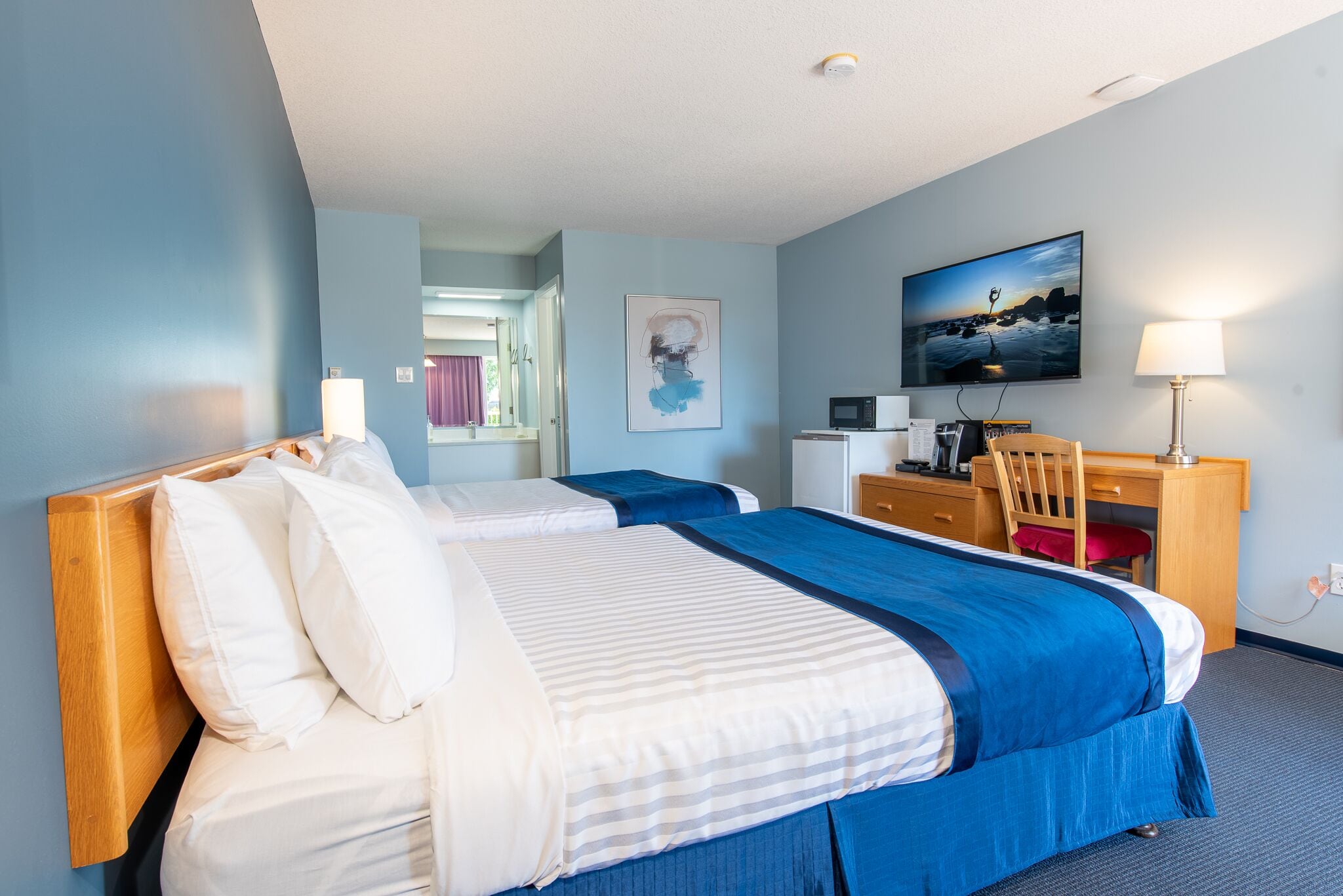 Kamar Standar, 2 Tempat Tidur Queen | Meja kerja, ruang kerja ramah laptop, dan tirai kedap cahaya