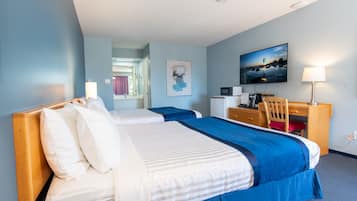 Kamar Standar, 2 Tempat Tidur Queen | Meja kerja, ruang kerja ramah laptop, dan tirai kedap cahaya