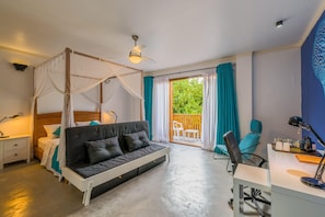 Hochwertige Bettwaren, Minibar, Zimmersafe, individuell dekoriert