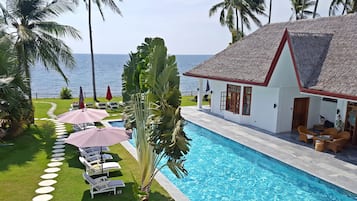 Outdoor pool, pool umbrellas, sun loungers