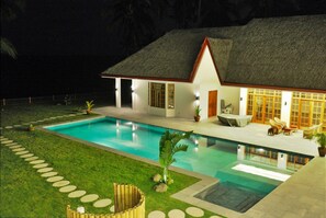 Outdoor pool, pool umbrellas, pool loungers - Sea Dream Resorts (Dauin)