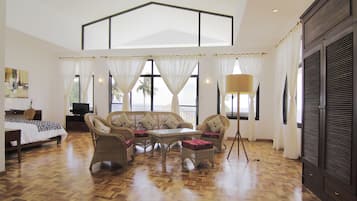 Phòng Executive, quang cảnh biển | Bộ đồ giường cao cấp, minibar, két bảo mật tại phòng, bàn
