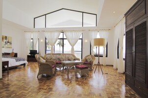 Executive Room, Ocean View | Premium bedding, minibar, in-room safe, desk
