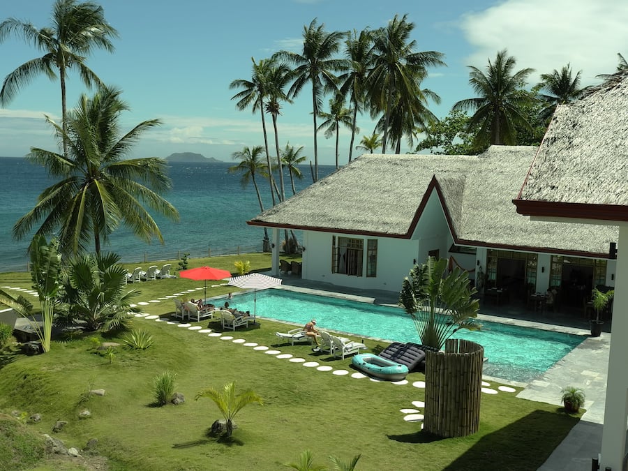 Hồ bơi ngoài trời, dù/ô trên bãi biển/hồ bơi, ghế dài tắm nắng