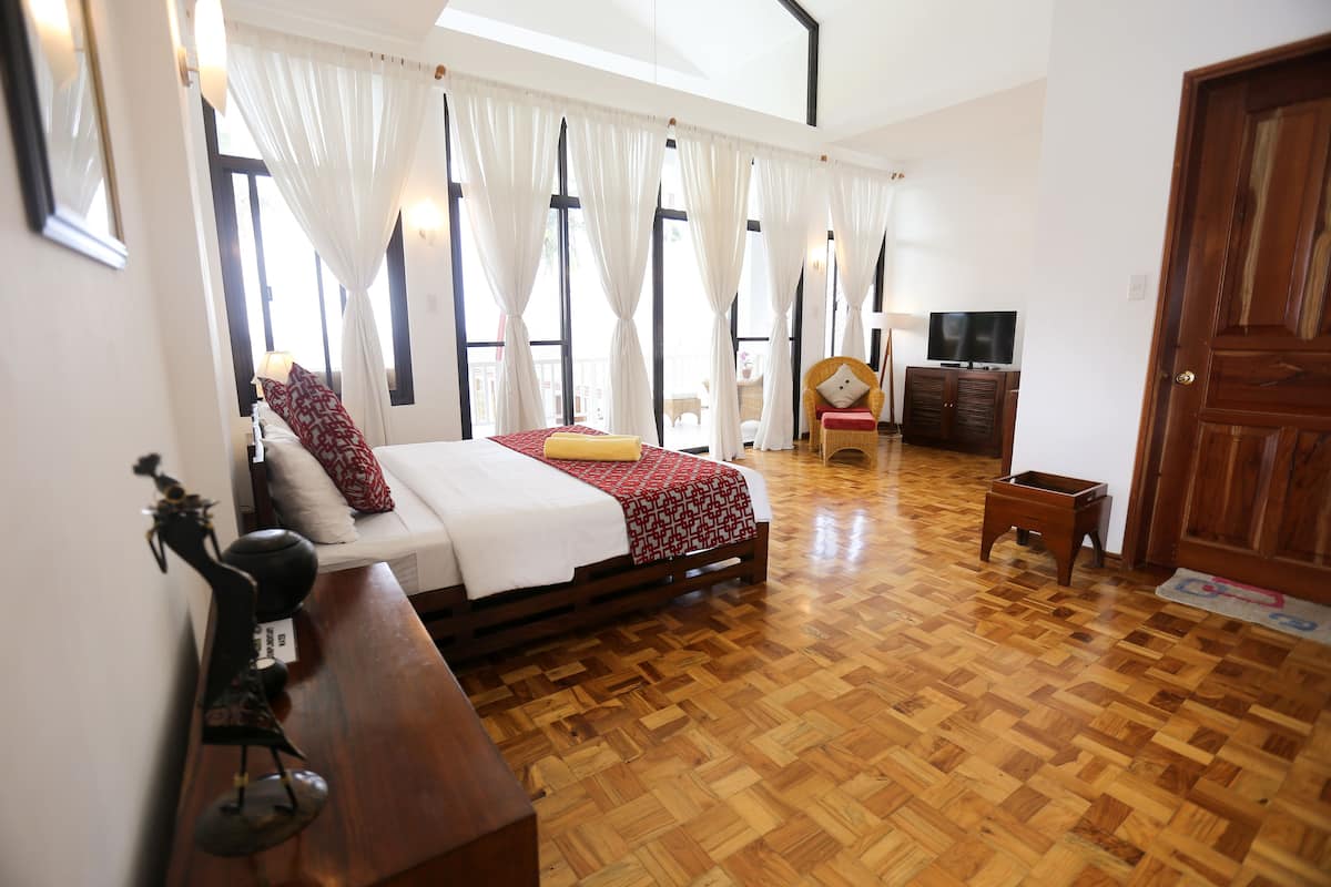 superior room | premium bedding, minibar, in-room safe, desk