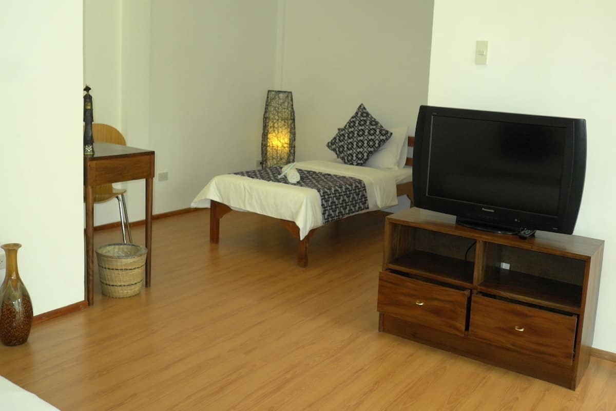 Family Room, 1 King Bed | Premium bedding, minibar, in-room safe, desk