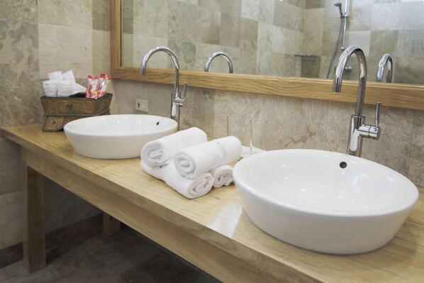 A bathroom with two sinks, a wooden vanity, and a mirror. - Sea Dream Resorts (Dauin)