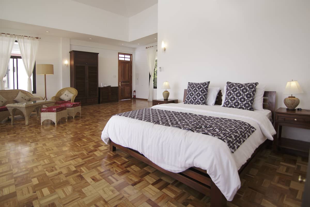 Executive Room, Ocean View | Premium bedding, minibar, in-room safe, desk