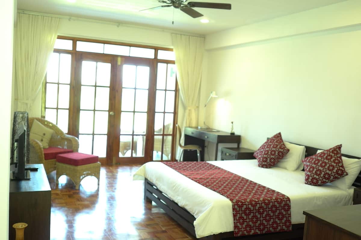 Premium bedding, minibar, in-room safe, desk