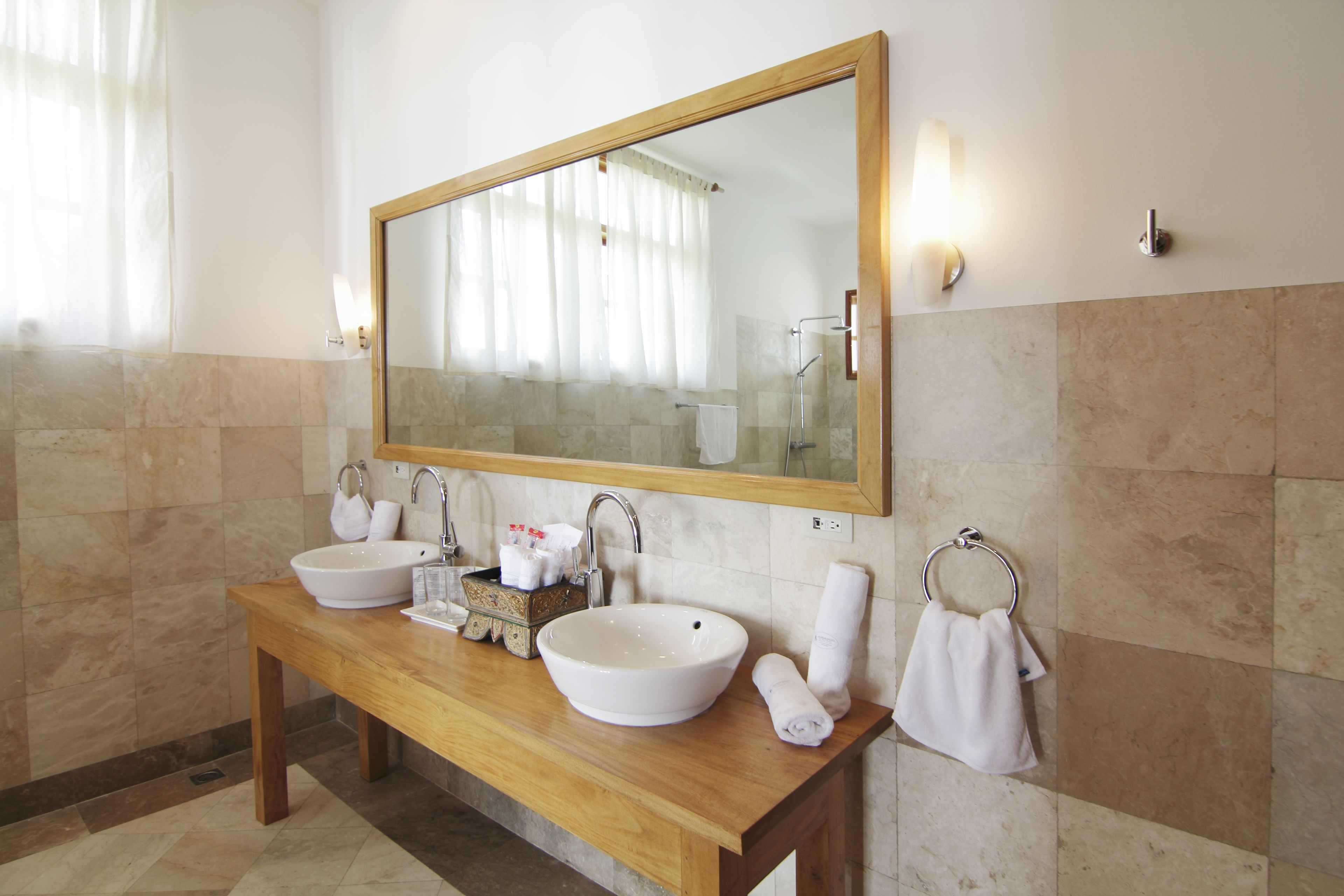 pacific room | bathroom | shower, free toiletries, hair dryer, bathrobes