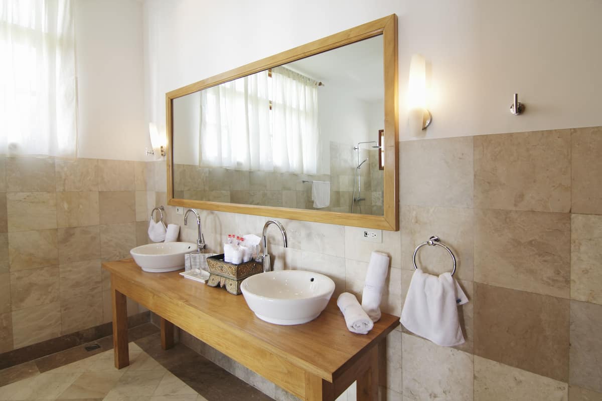 pacific room | bathroom | shower, free toiletries, hair dryer, bathrobes