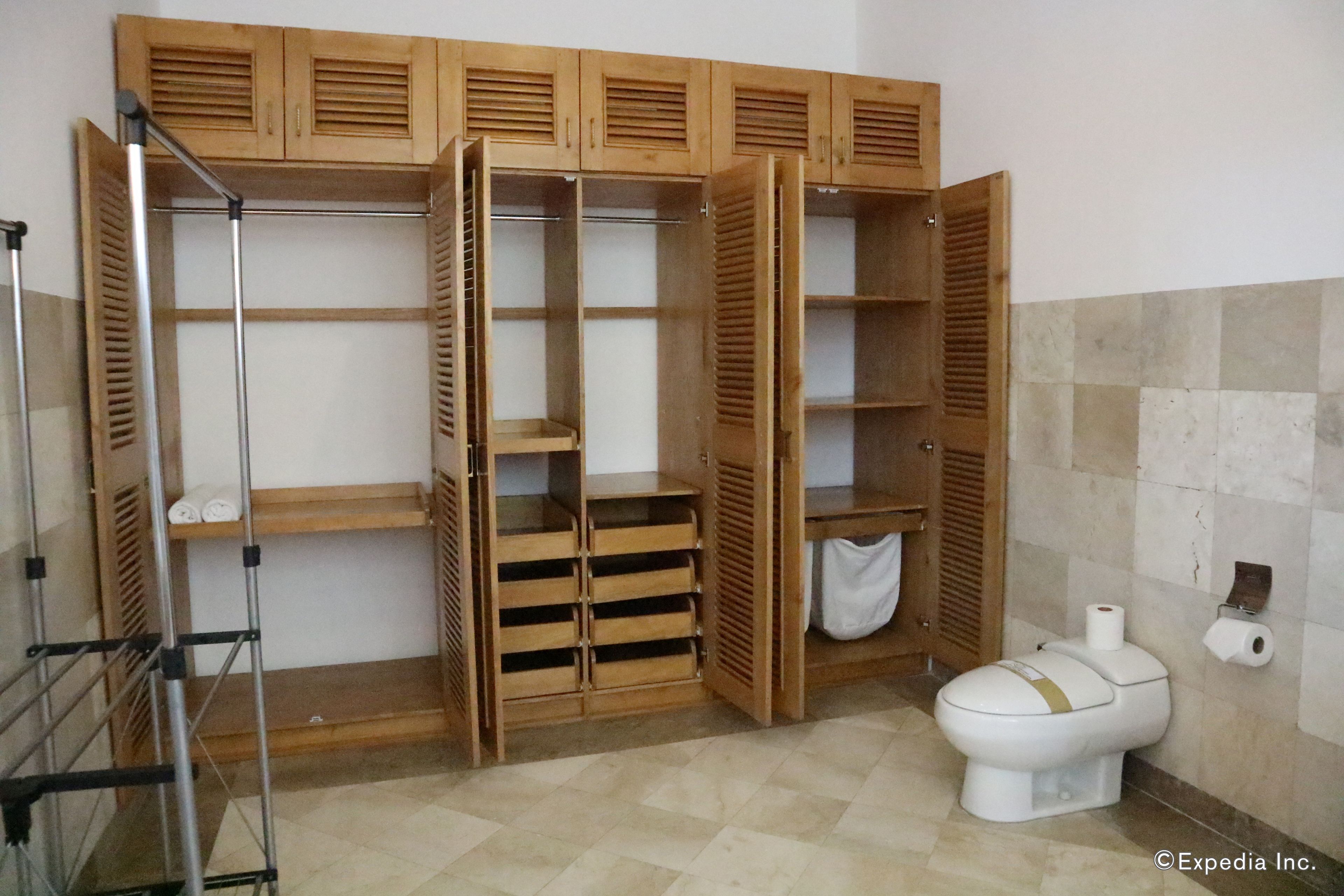 pacific room | bathroom | shower, free toiletries, hair dryer, bathrobes