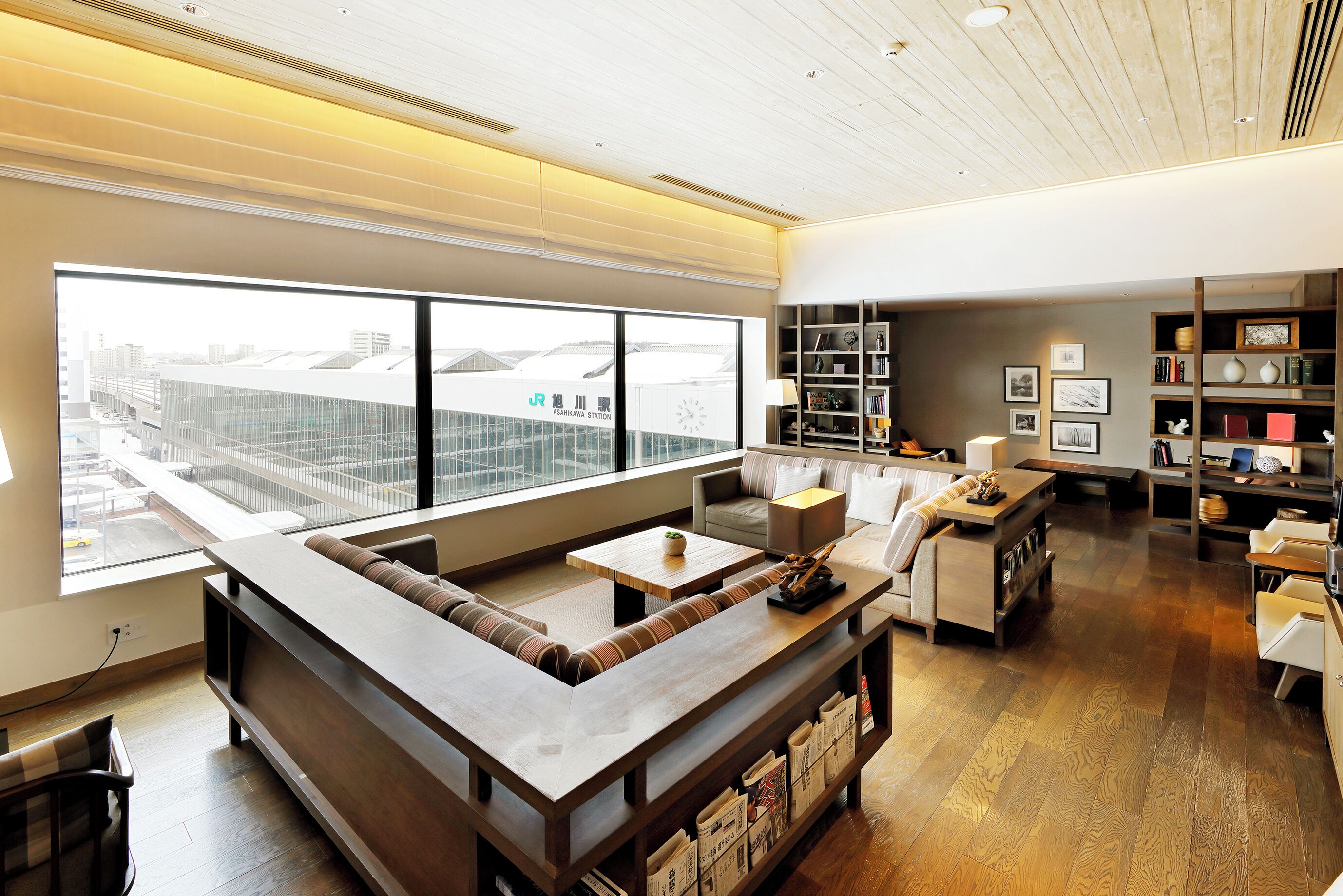 Una sala moderna con un sofá modular, una mesita de centro y una estantería.