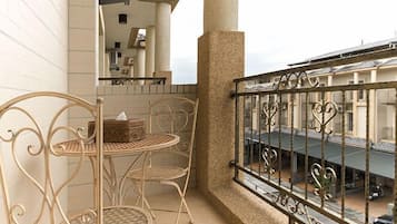 Deluxe Room, 1 Queen Bed | Balcony