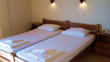 Kahden hengen huone (yksi tai kaksi sÀnkyÀ), parveke